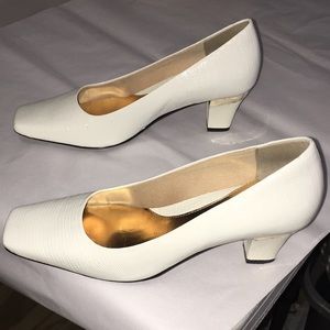 J Renee’ White patent leather gold metallic Croco Padded sole square toe pumps 7